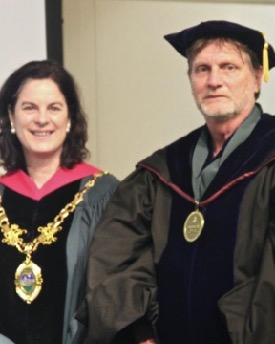 VIMS Professor Rob Hale (R) with W&M President Katherine Rowe following the Plumeri Awards ceremony. © C. Katella/VIMS.